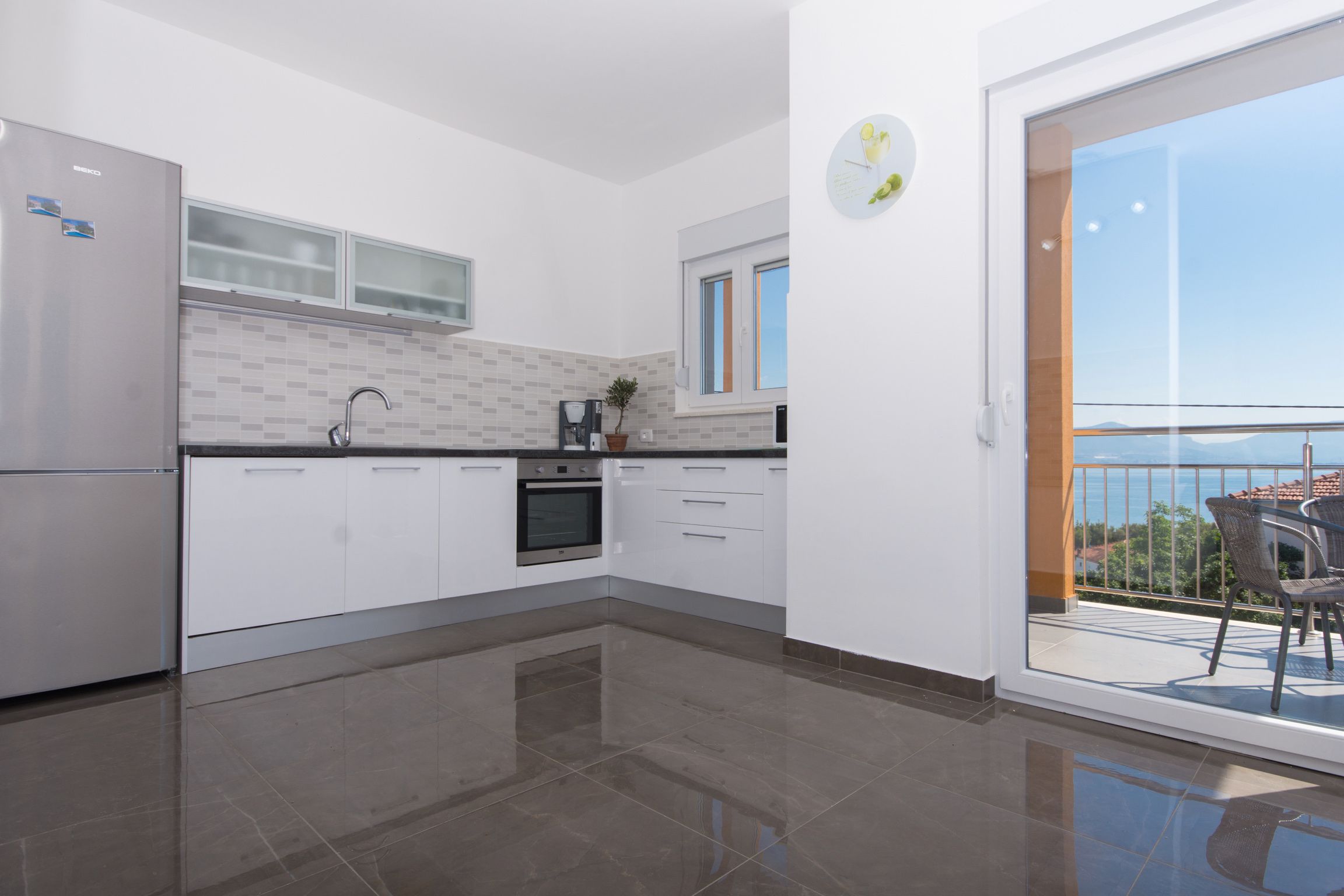 Apartment Sage kitchen with sea view through sliding doors